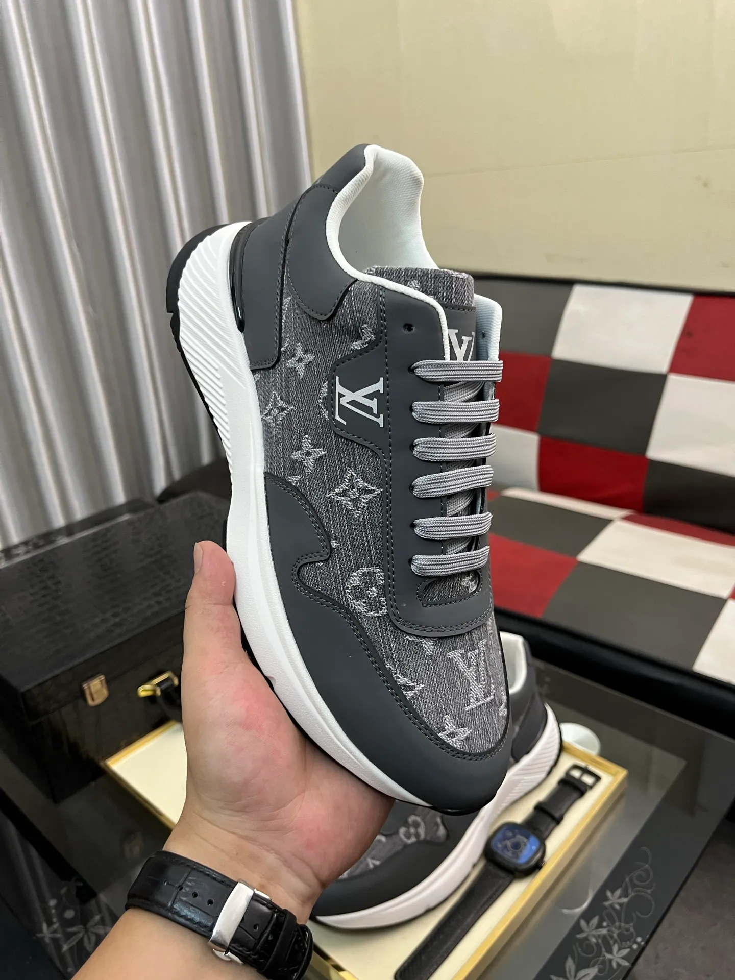 Men's shoes 💰458⌚️⌚️【LOUlS VUlTTON】Louis Vuitton ~ unique and casual style. LV counter purchasing 🏃casual shoes😍😍 are on sale at the men's counter at the same time. Italian imported brands select top-layer Italian cowhide. 🐑Sheepskin lining (refuses to discolor and grind feet) Sole: Original sole specially provided by the original factory 🎬Better in kind Code number: 38-444⃣️Color selection
